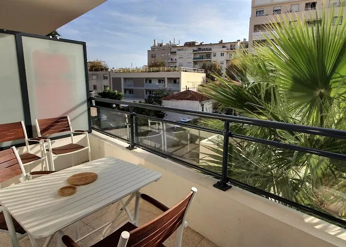 Charming Between And Center Of Juan-les-pins *